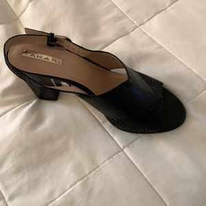 Tahari size 9 chunky heel sandal